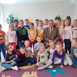 Zdjęcie grupowe z zaproszonym gościem