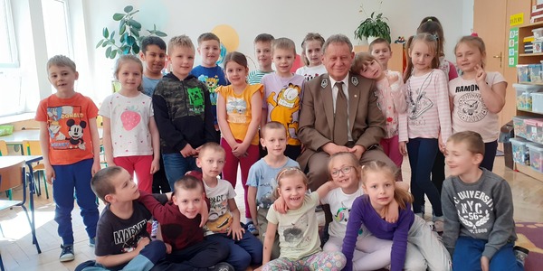 Zdjęcie grupowe z zaproszonym gościem