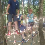 Zabawy dzieci na torze przeszkód