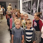 Dzieci w budynku Białostockiego Teatru Lalek
