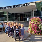Grupa dzieci przed wejściem do Białostockiego Teatru Lalek