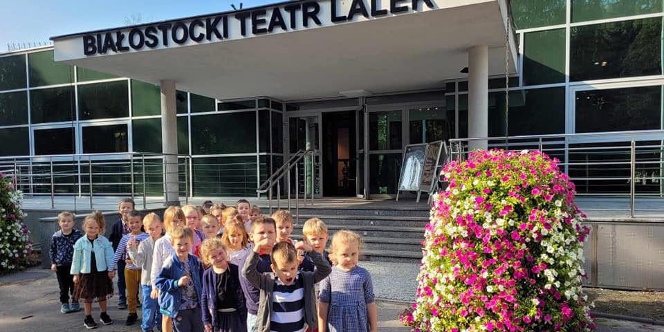 Grupa dzieci przed wejściem do Białostockiego Teatru Lalek