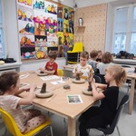 Dzieci rzeźbiące w glinie