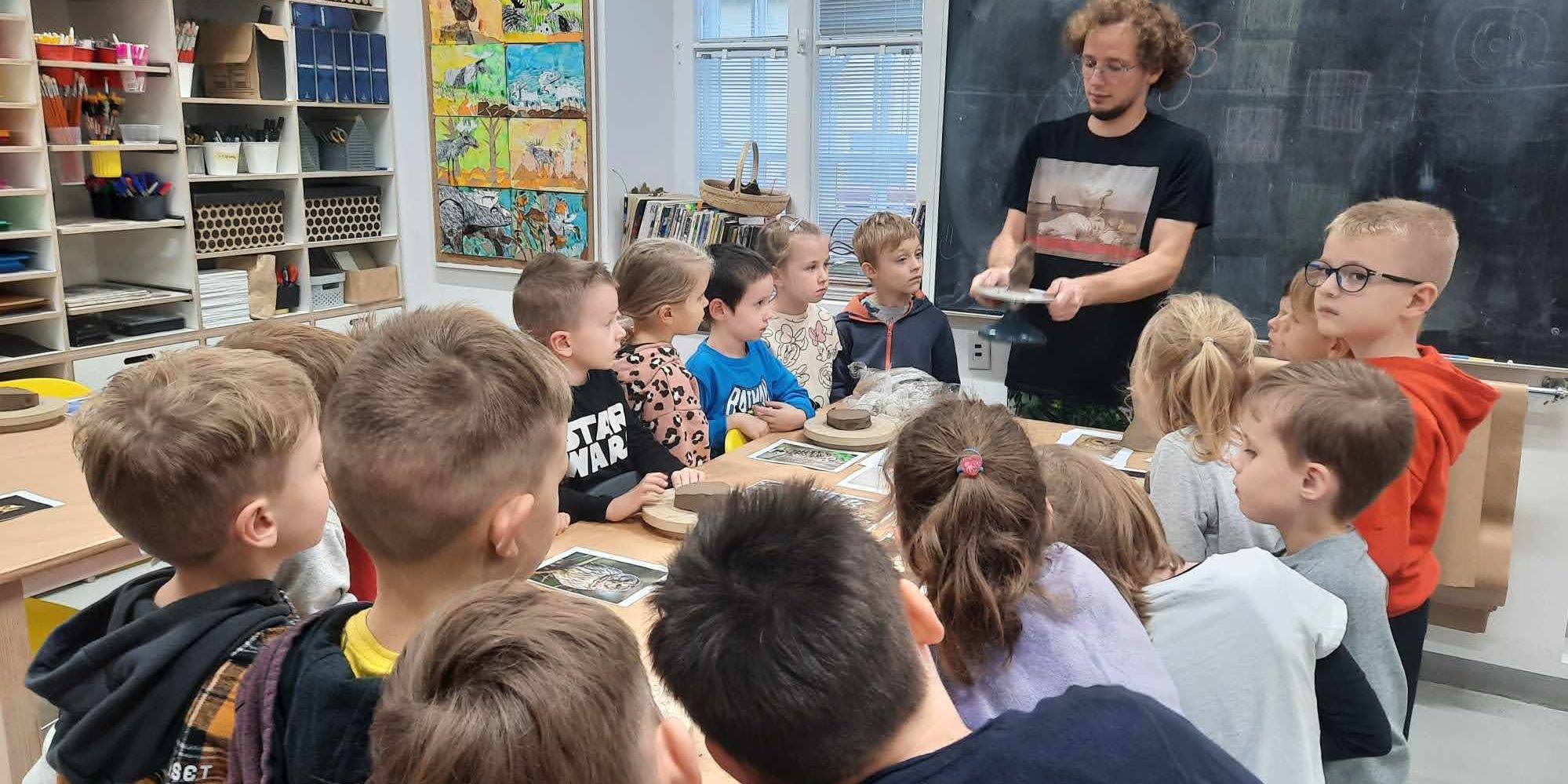 Prezentacja dzieciom sposobu pracy z gliną