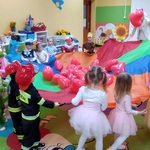 Dzieci bawiące się z chustą animacyjną