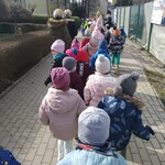 Przemarsz dzieci w pobliżu przedszkola