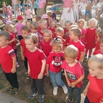 Dzieci bawiące się przy muzyce