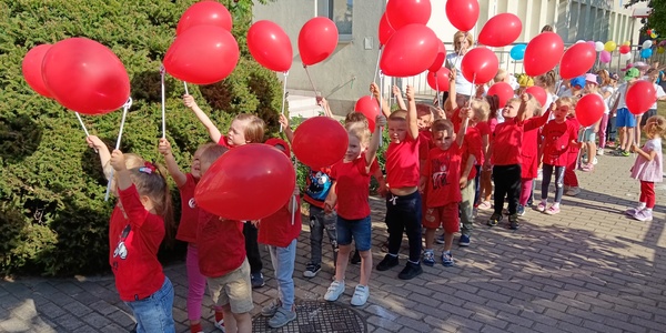 Dzieci z balonami