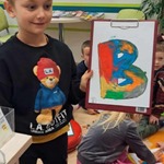 Chłopiec prezentujący swoją pracę