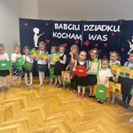 Dzieci z upominkami dla dziadków