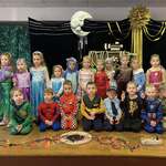 Grupa przedszkolaków w strojach karnawałowych