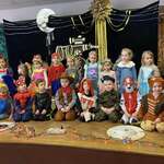 Grupa przedszkolaków w strojach karnawałowych