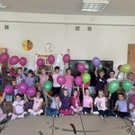 Grupa dzieci z balonami