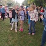 Dzieci świętujące w ogrodzie przedszkolnym