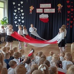 Pokaz tańca z biało-czerwonymi szarfami