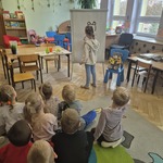 Dziewczynka malująca farbami na sztaludze