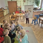 Chłopiec malujący na sztaludze kontury misia