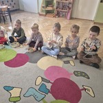 Dzieci grające na trójkątach