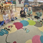 Dzieci grające na grzechotkach