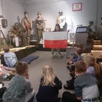 Prezentacja flagi Polski przez osobę prowadzącą zajęcia