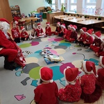 Mikołaj z workiem prezentów i przedszkolaki