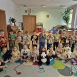 Zdjęcie grupowe dzieci wraz z pluszowymi misiami