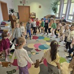 Przedszkolaki tańczące w kole z misiami