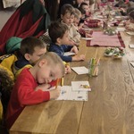 Przedszkolaki piszące list do Mikołaja