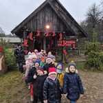 Dzieci przed budynkiem poczty Świętego Mikołaja