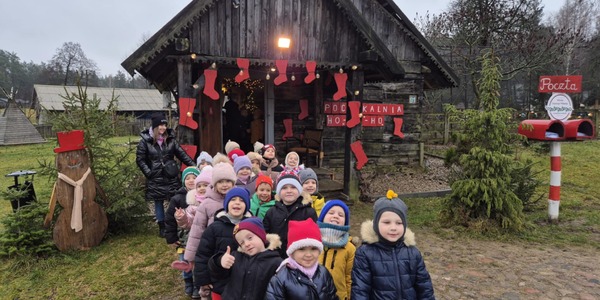 Dzieci przed budynkiem poczty Świętego Mikołaja
