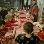 Dzieci wałkujące ciasto na pierniczki