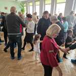 Taniec przedszkolaków z babcią i dziadkiem
