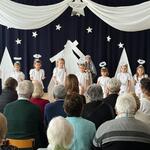 Występujące w roli aniołów dziewczynki i zaproszeni goście