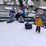 Zjazd dzieci z górki na sankach