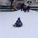 Zjazd dzieci z górki na sankach