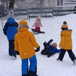 Zabawy dzieci na śniegu