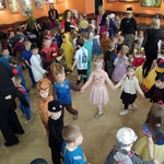 Sala zapełniona tańczącymi dziećmi