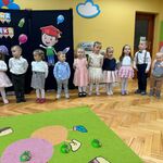 Grupa przedszkolaków w trakcie występów