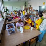 Dzieci w roli sprzedawców i kupujących