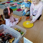 Dzieci dokonujące wymiany według zasady:  jedna fasolka za jedną zabawkę