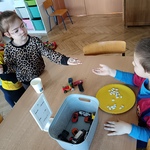 Dziecko płacące fasolkami za zakupy