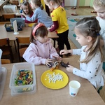 Dzieci płacące fasolkami za zakupy