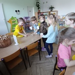 Przedszkolaki ustawione w kolejce do przedszkolnego sklepu