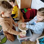 Dzieci bawiące się fasolką