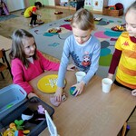 Dzieci bawiące się w sklep i robienie zakupów