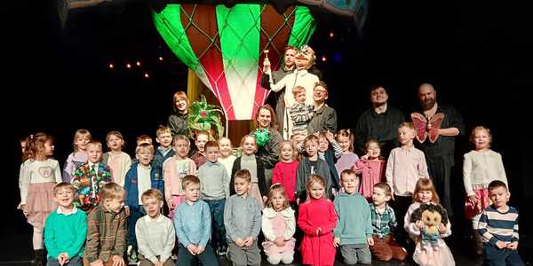 Grupa przedszkolaków wraz z aktorami na scenie Białostockiego Teatru Lalek