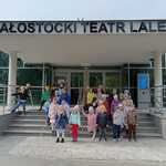 Grupa przedszkolaków przed budynkiem Białostockiego Teatru Lalek