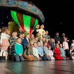 Grupa przedszkolaków wraz z aktorami na scenie Białostockiego Teatru Lalek