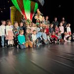 Grupa przedszkolaków wraz z aktorami na scenie Białostockiego Teatru Lalek