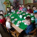 Grupa dzieci pijąca herbatkę zgodnie ze zwyczajem Five o'clock tea